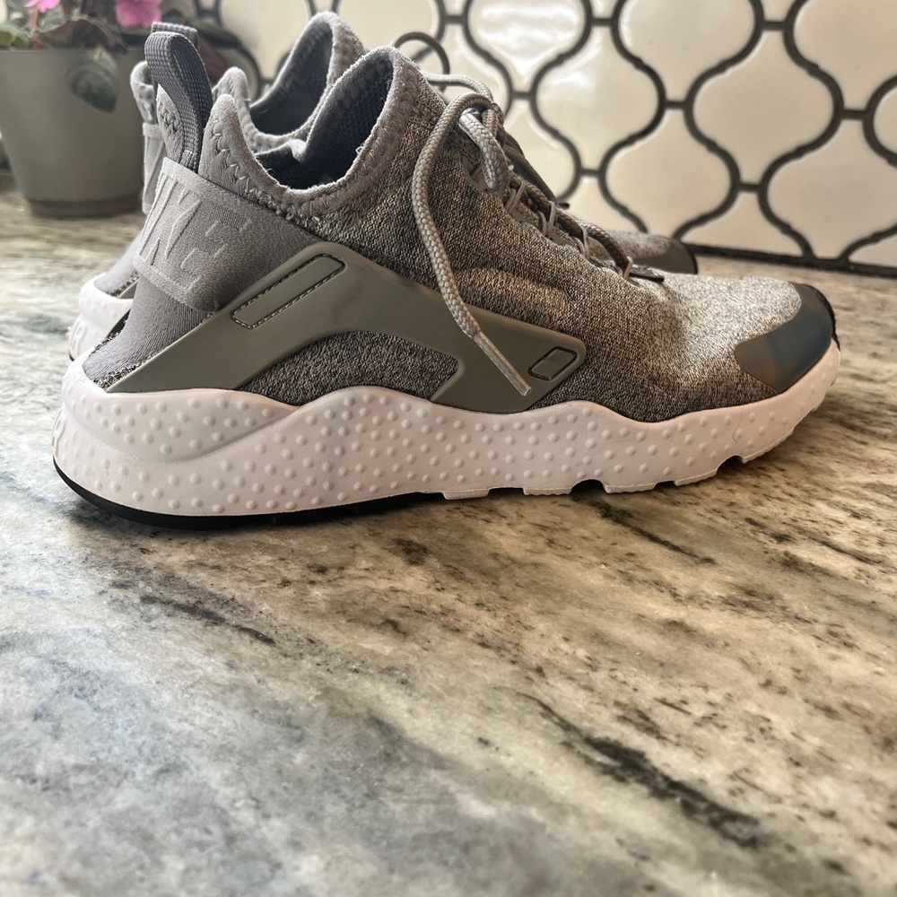 Women Nike huarache size 8 grey